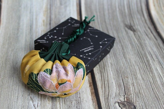 七绝轱辘体.摘朵桃花戴发间